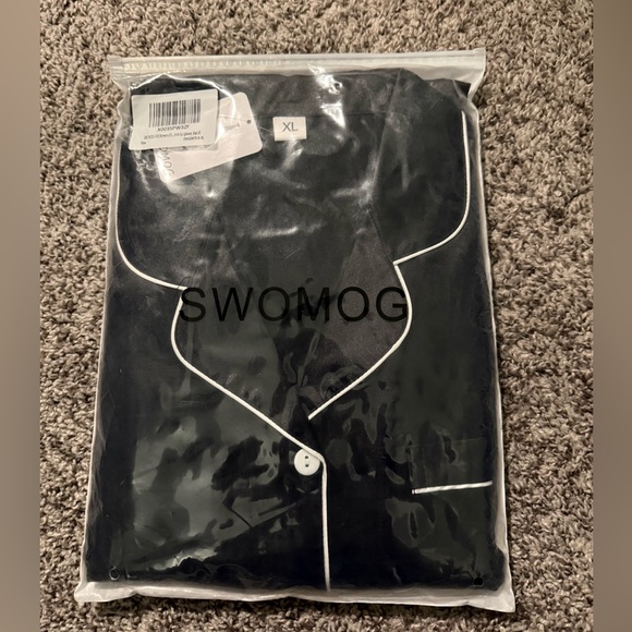 🏷️NWT Elegant Black Satin Sleepwear 4 Piece Set - Picture 3 of 4